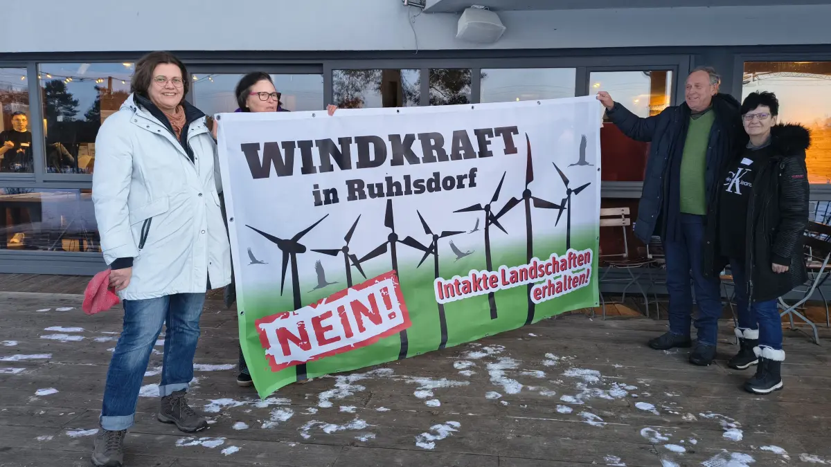 Mitglieder der Bürgerinitiative Ruhlsdorf Gegenwind 3.0 am Donnerstagabend (19. Februar) bei der Infoveranstaltung zum Windpark Ruhlsdorf. Ob er gebaut wird, ist momentan offen.