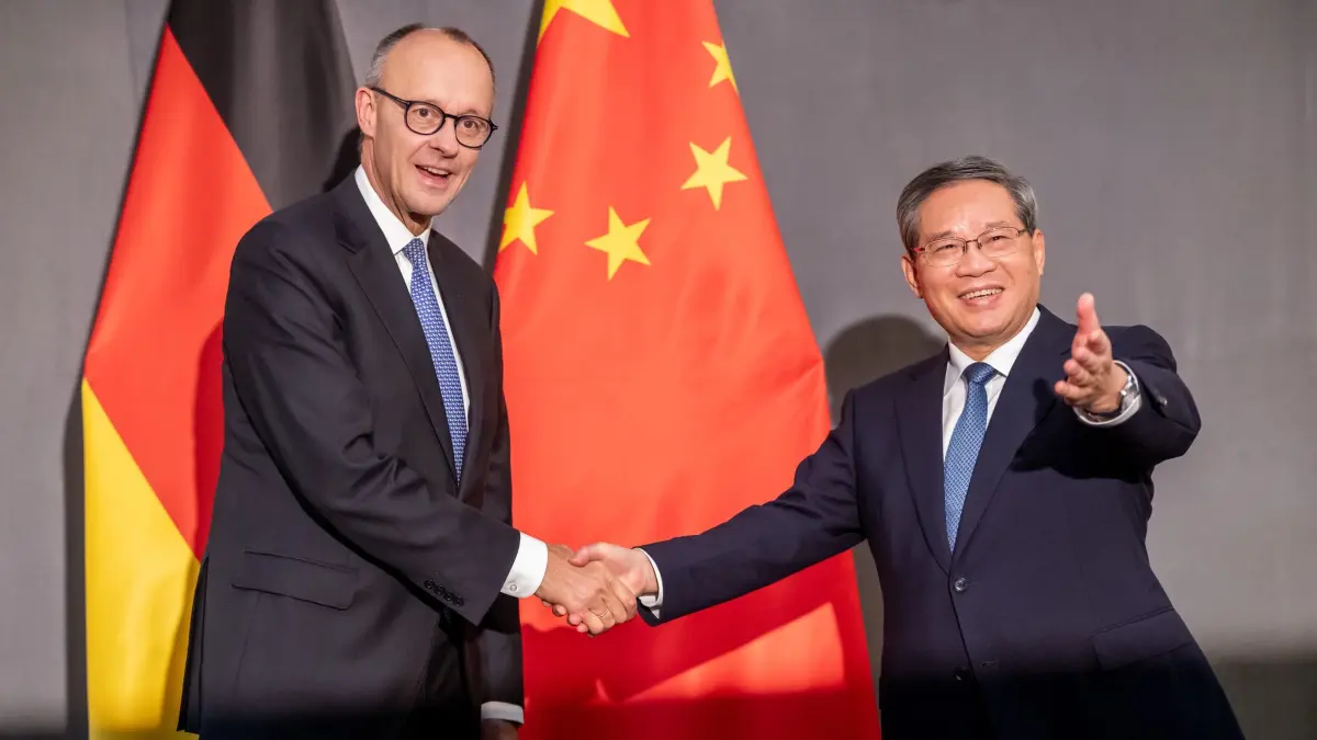 G20-Gipfel in Südafrika: ARCHIV - 23.11.2025, Südafrika, Johannesburg: Bundeskanzler Friedrich Merz (CDU, r) nimmt neben Li Qiang, Ministerpräsident von China, an einem bilateralen Treffen nach dem G20-Gipfeltreffen teil. Der G20-Gipfel fand erstmalig in Afrika statt. (zu dpa: «Merz reist erstmals nach China») Foto: Michael Kappeler/dpa +++ dpa-Bildfunk +++