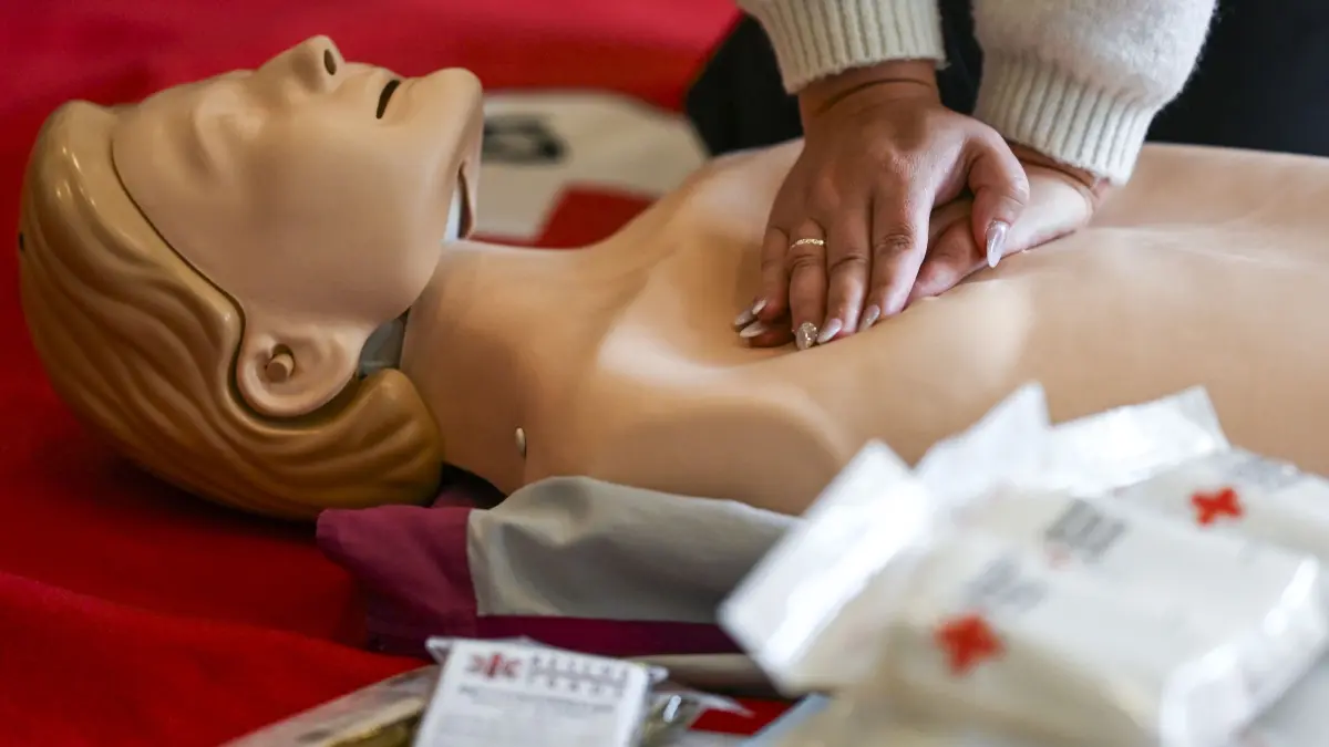Bei einem Erste-Hilfe-Kurs wird eine Herzdruckmassage geübt. Rettungskräfte müssen auf den Ernstfall vorbereitet sein. Doch wer übernimmt dann die Kosten? Darüber wird auch in Oberhavel diskutiert.