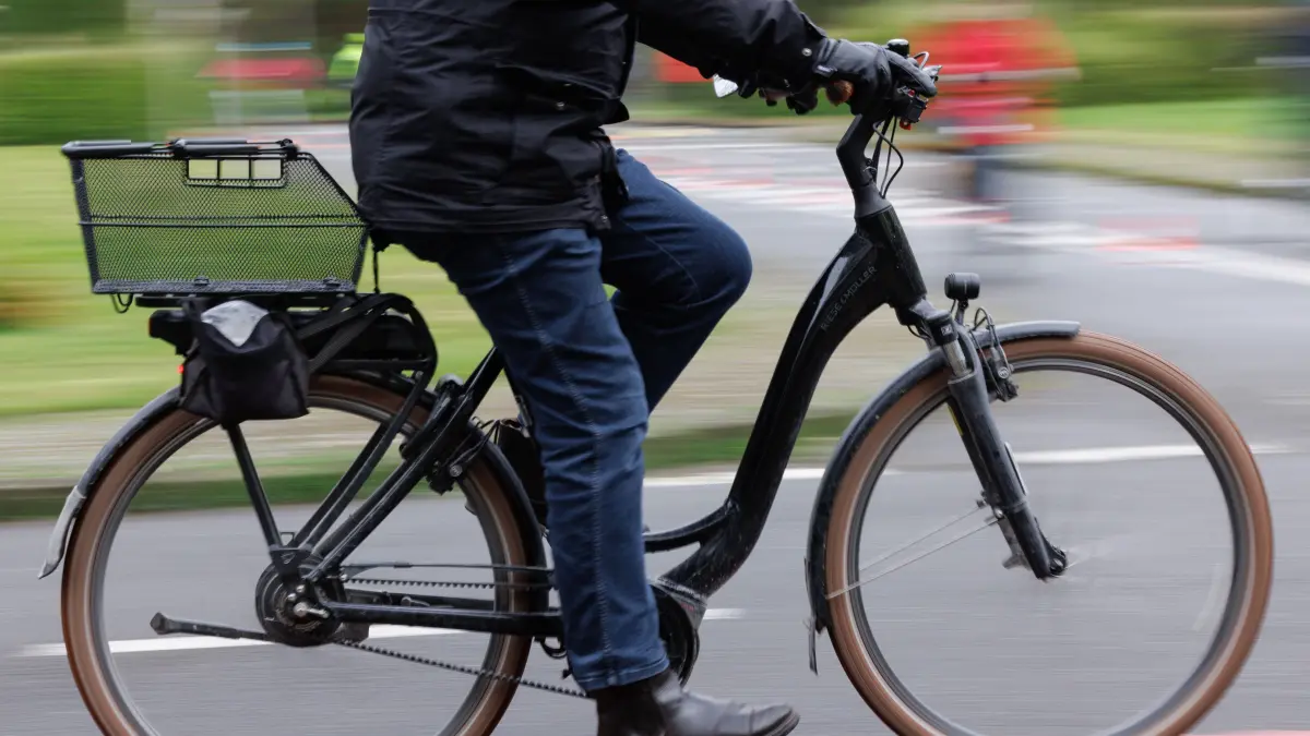 Ein Radfahrer wurde vergangenes Jahr in Erkner angefahren. Die Unfallverursacherin rechtfertigt sich vor Gericht. (Symbolfoto)