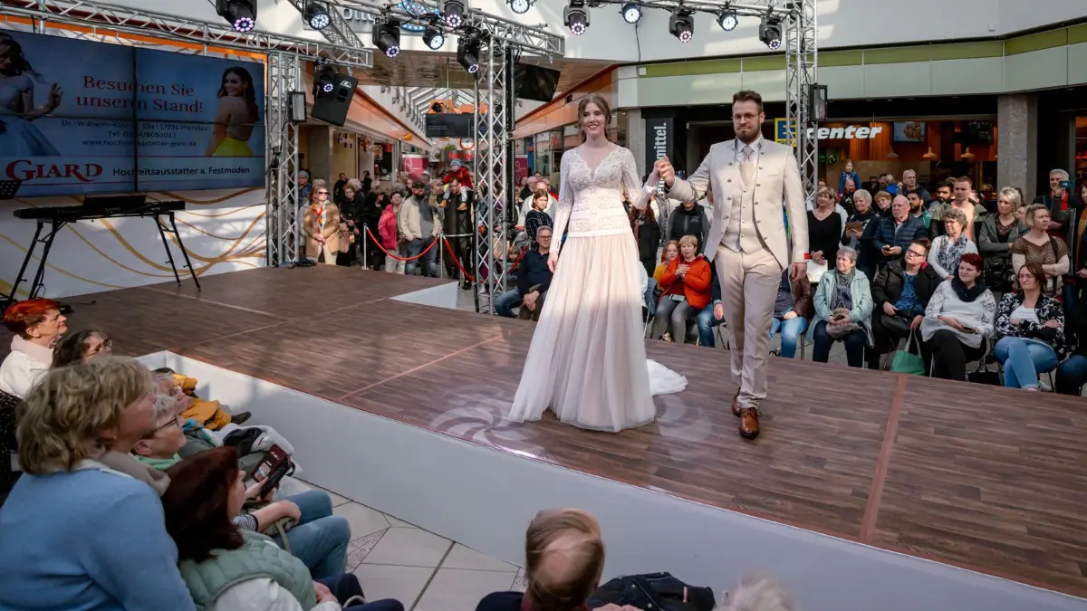 Auf der Bühne in der Centermitte werden die Models während einer Modenschau in Augenschein genommen. Auf der Hochzeitsmesse im Oder-Center in Schwedt präsentieren rund 30 Aussteller am Wochenende aktuelle Trends der Branche.