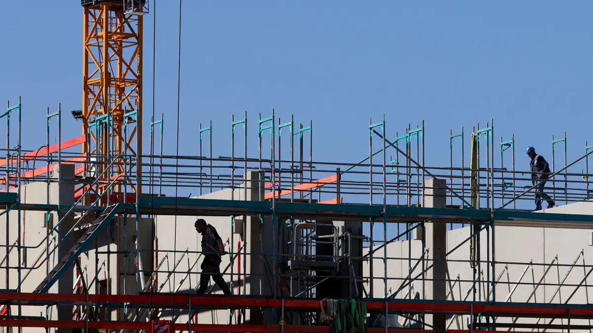 Wohnungsbau: ARCHIV - 22.03.2022, Bayern, Landsberg am Lech: Handwerker arbeiten am Neubau eines Mehrfamilienhauses. (zu dpa: «Bauen und Modernisieren muss schneller und günstiger werden») Foto: Karl-Josef Hildenbrand/dpa +++ dpa-Bildfunk +++
