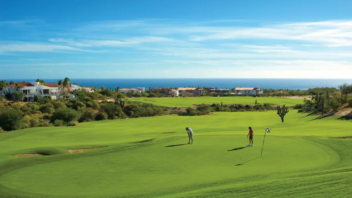 Pazifik im Blick. Einige Golfanlagen reichen bis zum Strand. Hier Pamilla Golf Club.