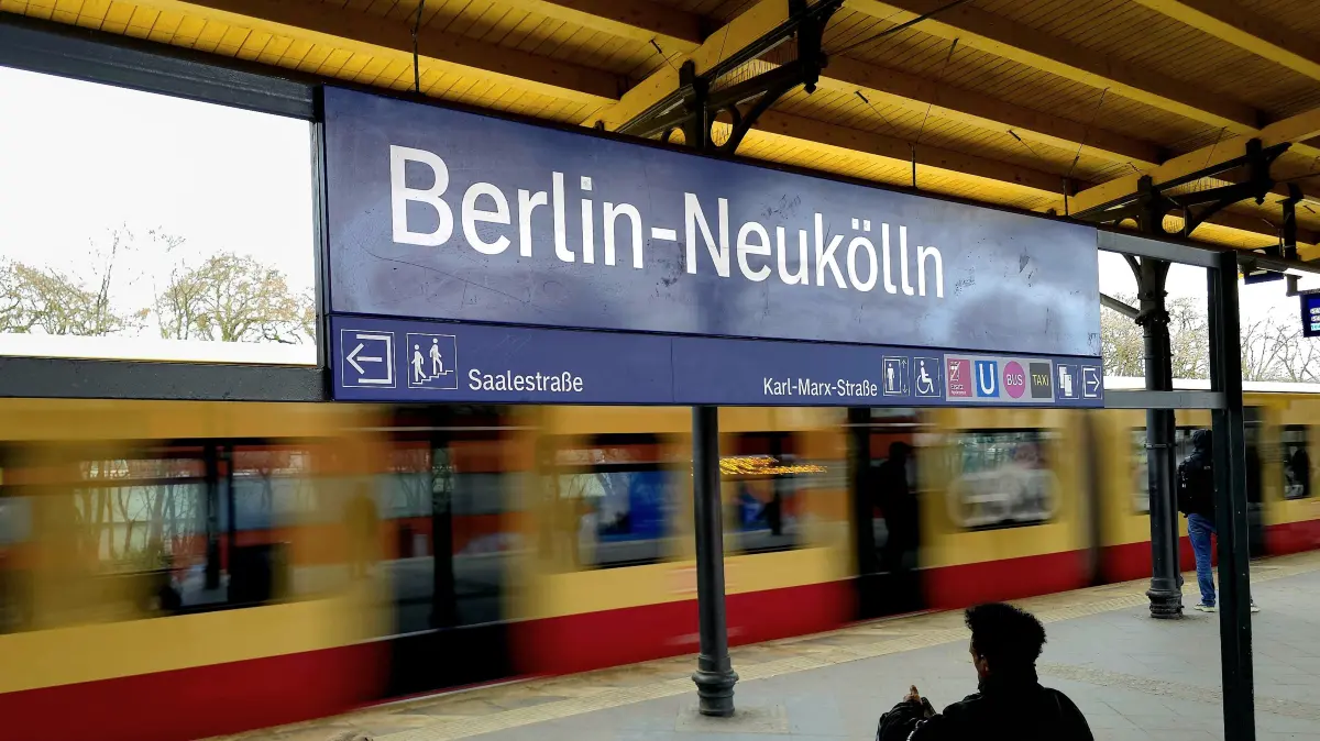 S-Bahn am Bahnhof Berlin Neukölln