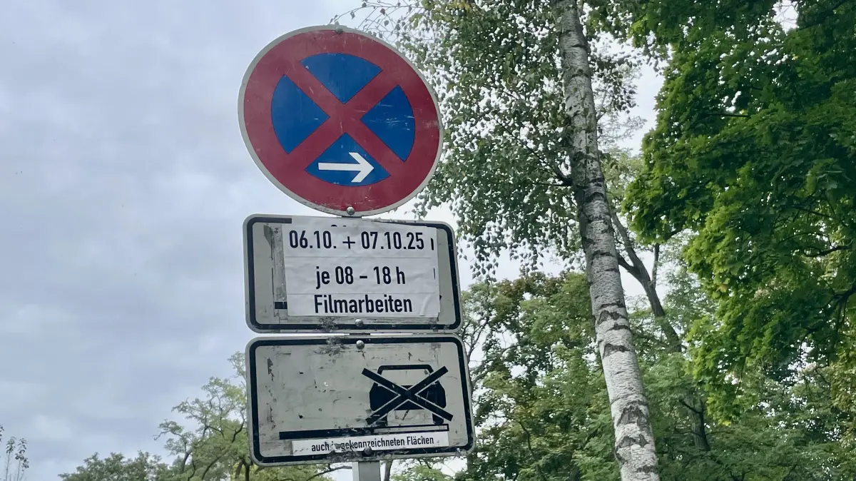 Ein Schild in Diensdorf-Radlow weist im Oktober 2025 auf Dreharbeiten zum Film "Heimsuchung" hin.