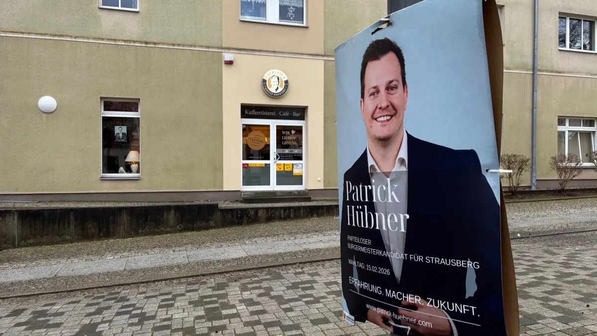 Wahlplakat von Patrick Hübner vor seiner Kaffeerösterei Patrizier in Strausberg: An die Partner-Filiale der Deutschen Post gingen auch die Wahlbriefe.