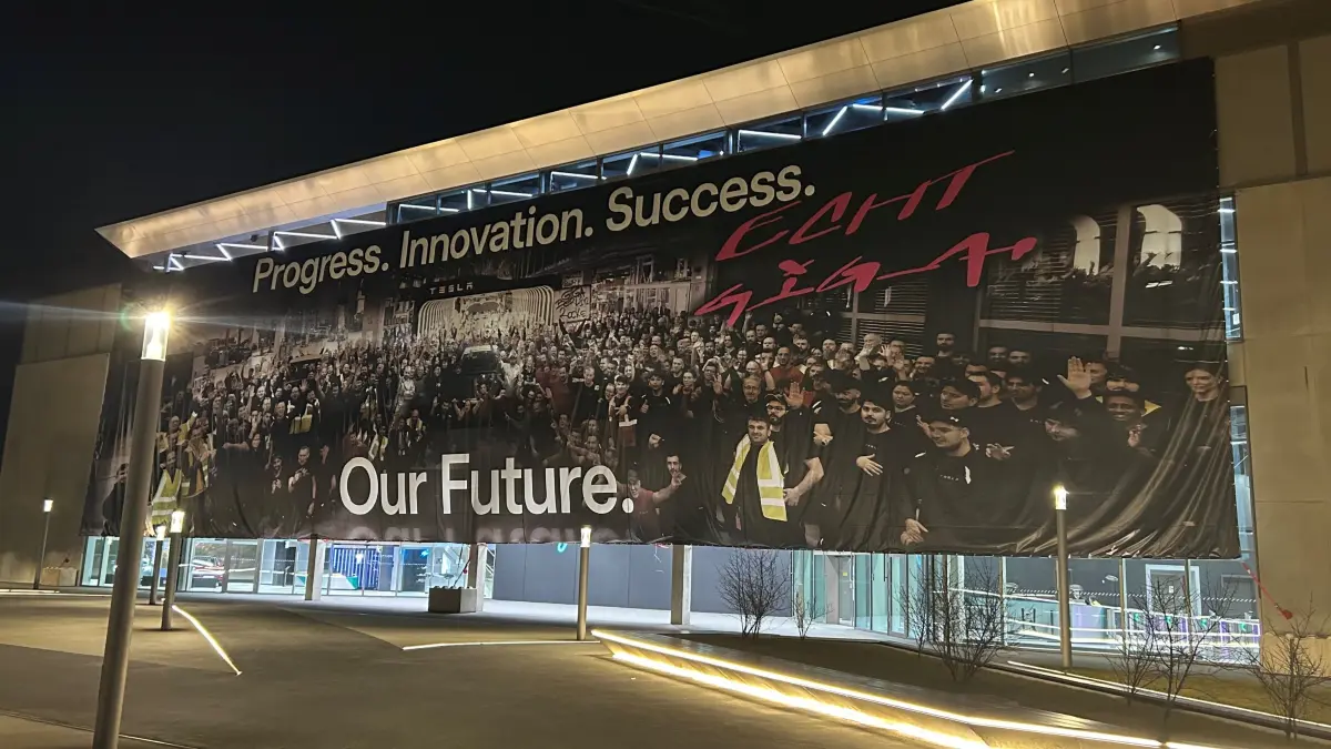 An der Tesla Gigafactory in Grünheide ist ein riesiges Banner gehisst worden. Was es zeigt und was es wofür es laut Werksleiter André Thierig steht.