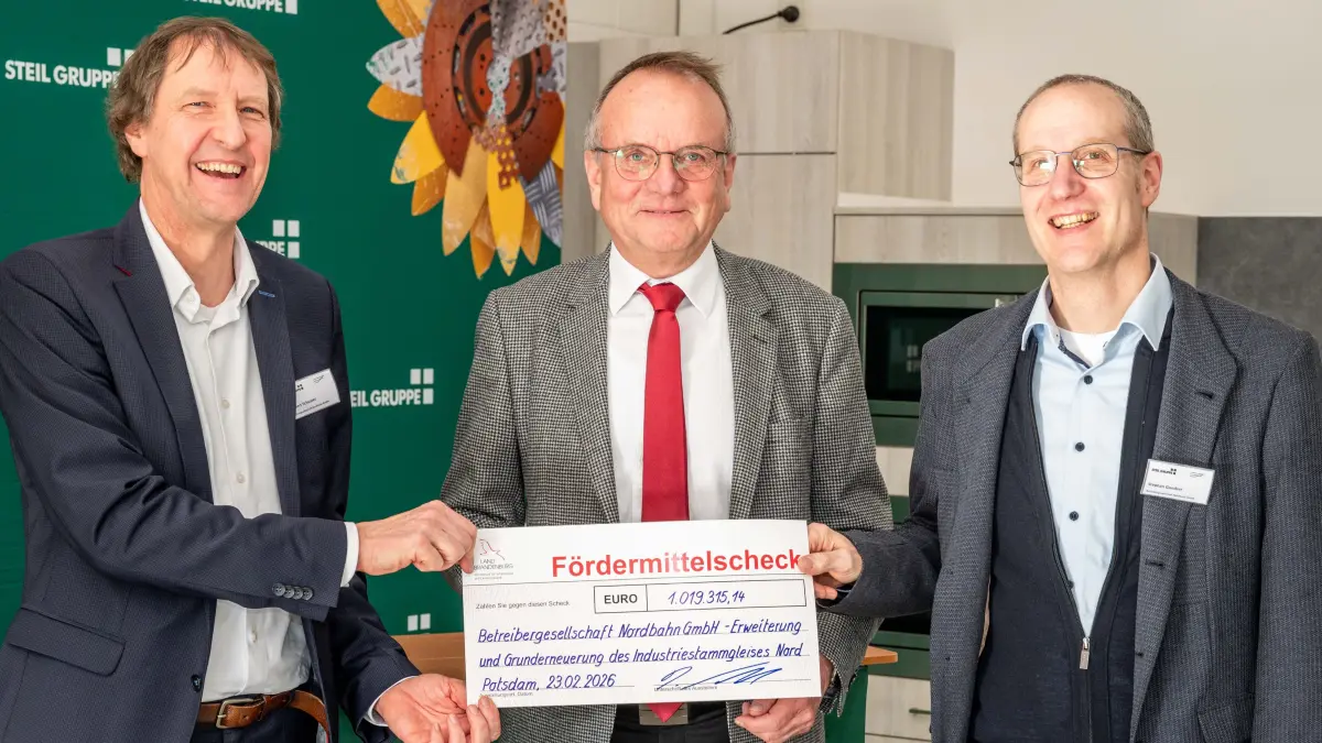 1,02 Millionen Euro für die Theo-Steil-Gruppe in Eberswalde zur Sanierung von Gleisen der Nordbahn. Infrastrukturminister Detlef Tabbert (Mitte, parteilos) überreicht den symbolischen Förderscheck an Geschäftsführer Norbert Schuster (links) und den geschäftsführenden Gesellschafter Stephan Gondert.