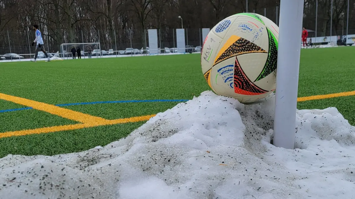 Kunstrasenplatz beim MSV Neuruppin: Schnee