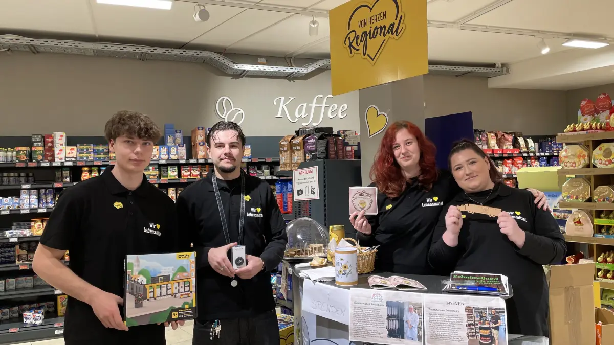 Die Edeka-Azubis Taylor Trojand, Jaimie Karabegovic, Nele Hofmann und Mariola Senuysal (von links) beteiligen sich im Edeka Gradhand in Storkow an der U21 Talente-Challenge von Edeka Minden-Hannover.