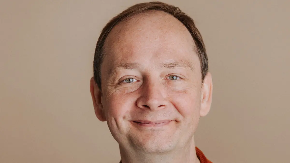 Kommt für Musik-Kabarett und Buchlesung in die Beeskower Bibliothek: Der Musiker, Kabarettist und Autor Christoph Reuter.