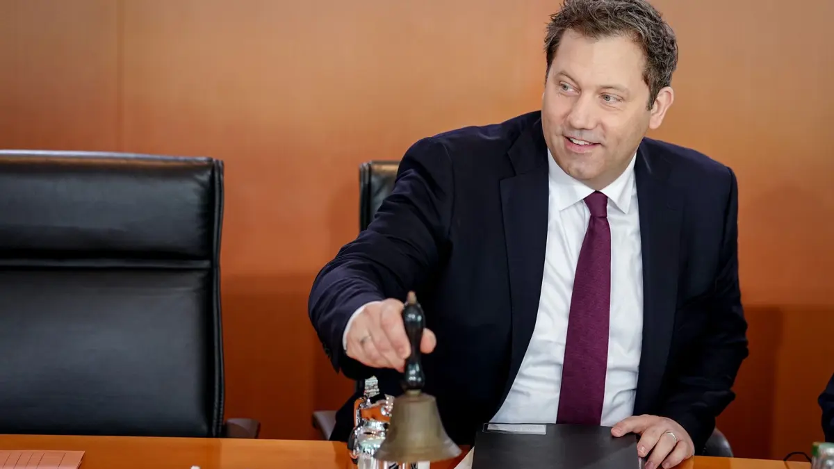 Bundeskabinett: 25.02.2026, Berlin: Lars Klingbeil (SPD), Bundesminister der Finanzen, Vizekanzler und SPD-Bundesvorsitzender, eröffnet die Sitzung des Bundeskabinetts in Abwesenheit des Bundeskanzlers mit der Glocke. Foto: Kay Nietfeld/dpa +++ dpa-Bildfunk +++
