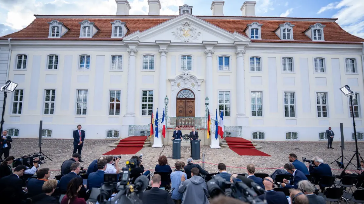 Schloss Meseberg: ARCHIV - 28.05.2024, Brandenburg, Gransee: Bundeskanzler Olaf Scholz (r, SPD), steht neben Emmanuel Macron, Präsident von Frankreich, bei der Pressekonferenz beim Deutsch-Französischen Ministerrat vor Schloss Meseberg, dem Gästehaus der Bundesregierung. (zu dpa: «Brandenburg lässt Engagement für Schloss Meseberg offen») Foto: Michael Kappeler/dpa +++ dpa-Bildfunk +++