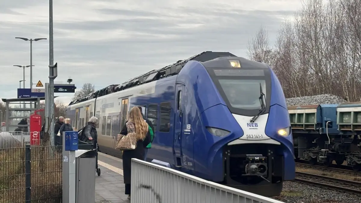 Zug am Bahnhof Werneuchen