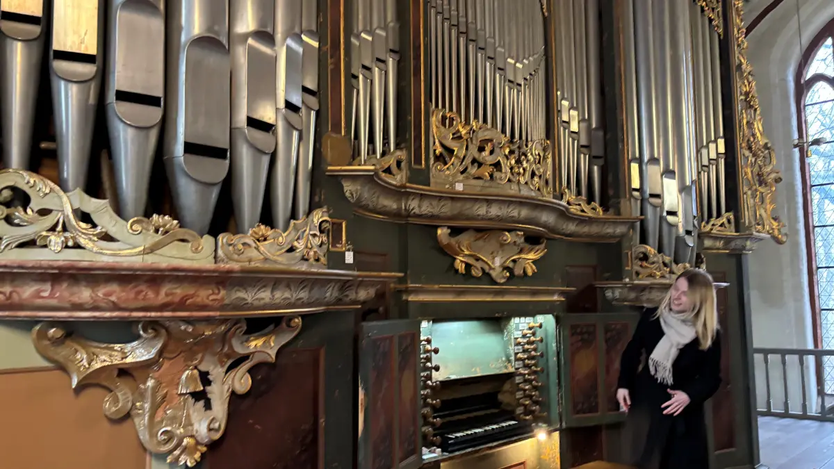 Hilfe für die Wagner-Orgel in Angermünde: Das berühmte Barock-Instrument in der Marienkirche muss dringend restauriert werden. Kantorin Maria Schella spielt diese historische Orgel und hofft, dass sie auch für die nächsten Generationen gerettet werden kann.