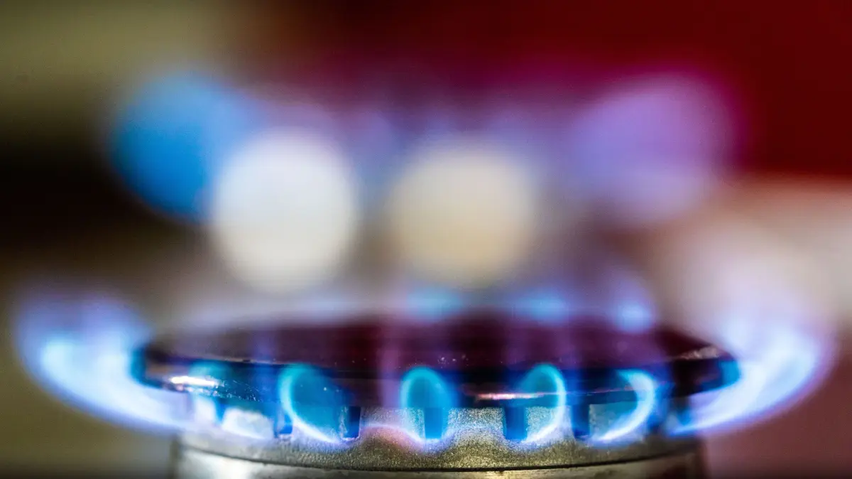 Scharfe Kritik am Heizungs-Konzept der Koalition: Gasflamme auf einem Gasherd in Frankfurt (Foto vom 30.09.2022). Die Einigung der schwarz-roten Koalition zu neuen Vorgaben fuer Heizungsanlagen versetzt Umwelt- und Klimaschutzverbaende in Aufregung. Der BUND spricht von einer "fossilen Mogelpackung", die Umwelthilfe vom "energiepolitischen Offenbarungseid". Die Regierungskoalition will die Vorgaben fuer Heizungen in entscheidenden Punkten aendern und u.a. die bisherige Vorgabe von mindestens 65 Prozent erneuerbaren Energietraegern bei Heizungen in Neubauten abschaffen. Sie gilt seit 2024. Stattdessen soll fuer neue Oel- und Gasheizungen vorgeschrieben werden, dass sie einen wachsenden Anteil an Biogas oder synthetischen Treibstoffen verbrennen. (Siehe epd-Meldung vom 25.02.2026)