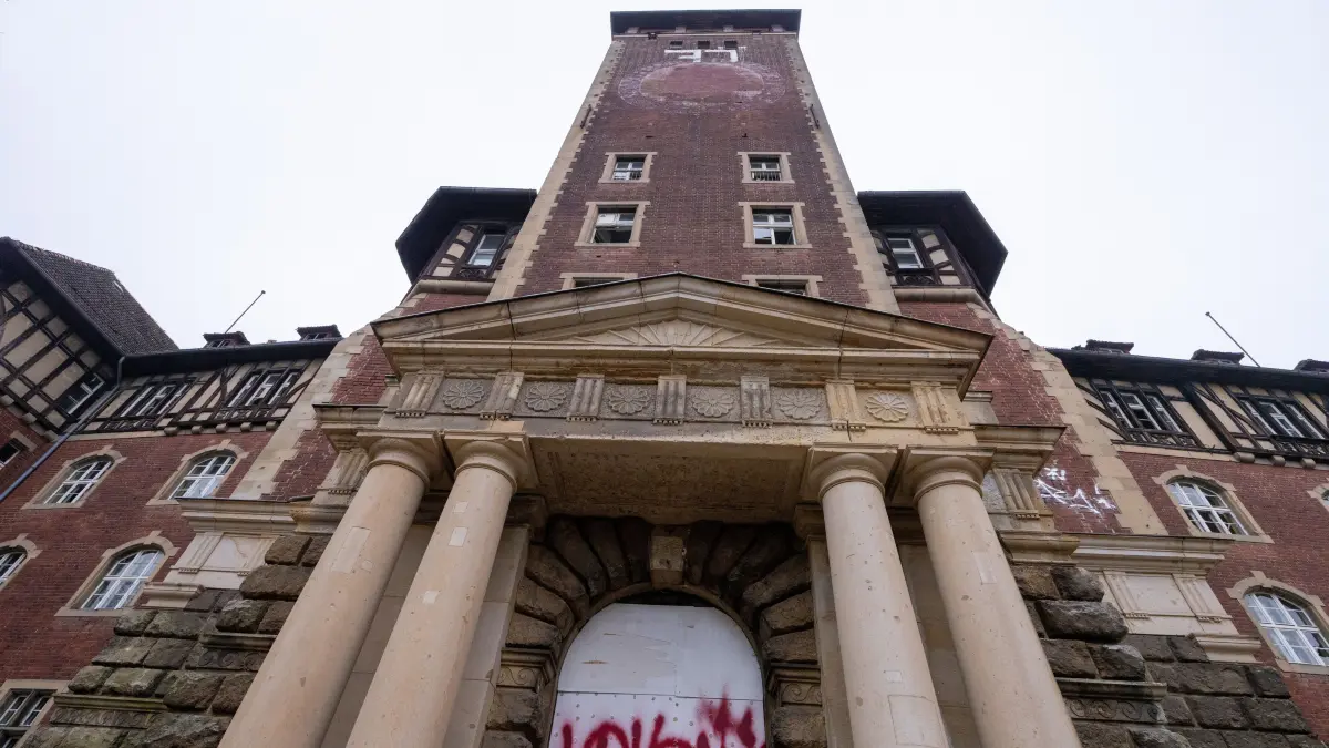 Graffitis sind während der öffentlichen Besichtigung des Geländes auf dem Potsdamer Brauhausberg an einem zugemauerten Eingang zu sehen. Das Areal soll zu einem Universitäts-Campus umgebaut werden. +++ dpa-Bildfunk +++