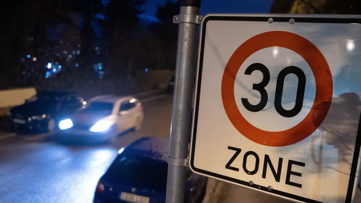 Ein Verkehrsschild mit der Aufschrift 30 Zone steht an einer Straße. Der Gemeinderat von Stuttgart entscheidet am Donnerstag (03.02.2022) über eine Initiative für mehr Tempo 30 in der Stadt. +++ dpa-Bildfunk +++