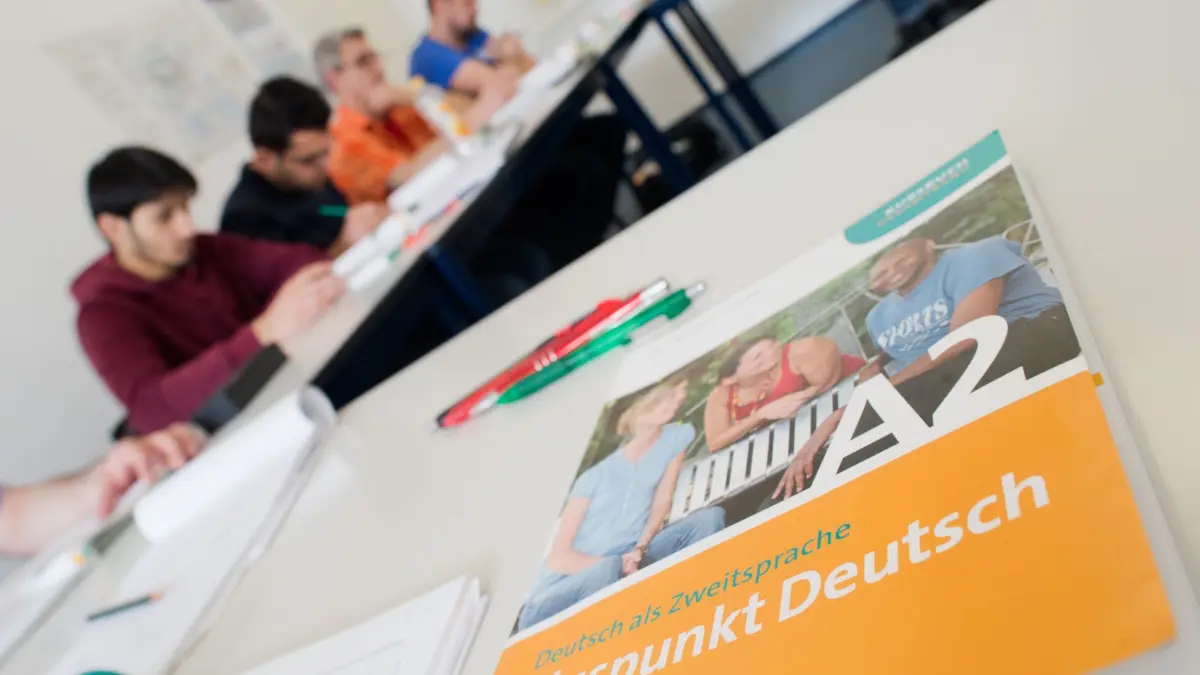 Integrationskurs: ARCHIV - 14.04.2016, Niedersachsen, Hannover: Ein Deutschbuch liegt in einem Integrationskurs (BAMF-Kurs) an der inlingua Sprachschule Hannover. (zu dpa: «Onay kritisiert Sparkurs bei Integration») Foto: Julian Stratenschulte/dpa +++ dpa-Bildfunk +++