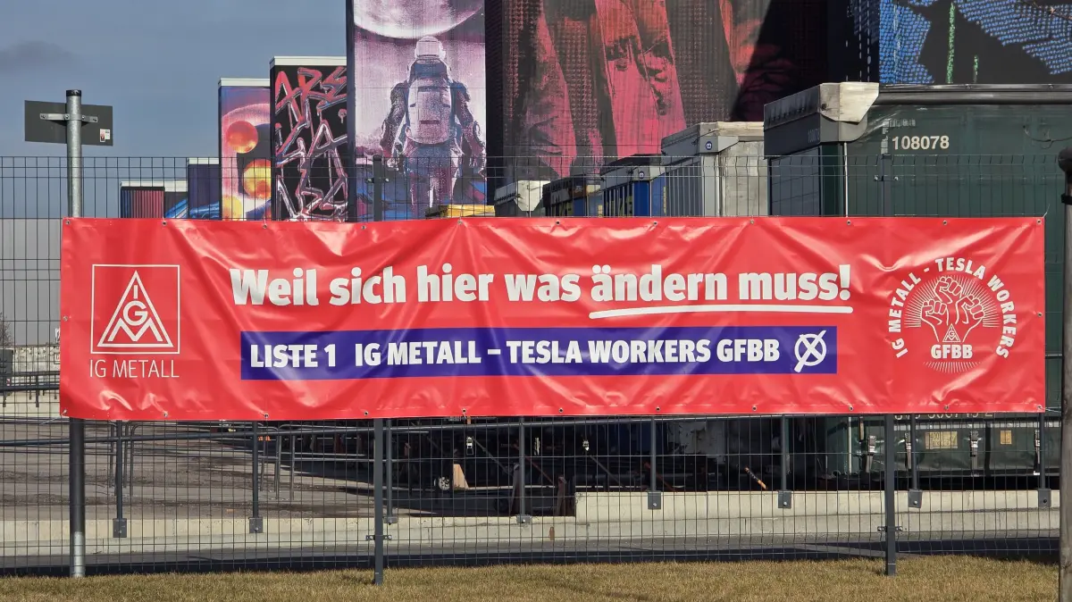 Wahlkampf für die Wahlen zum Betriebsrat vor der Tesla Gigafactory in Grünheide
