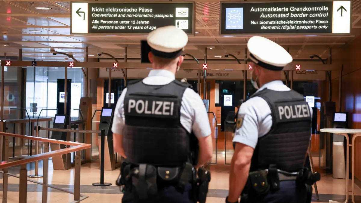 Kontrollen am Flughafen Hamburg: ARCHIV - 25.11.2021, Hamburg: Beamte der Bundespolizei warten an der Einreisekontrolle auf ankommende Passagiere (zu dpa: «Ausschuss beschließt deutsche Regeln für EU-Asylreform») Foto: Christian Charisius/dpa +++ dpa-Bildfunk +++