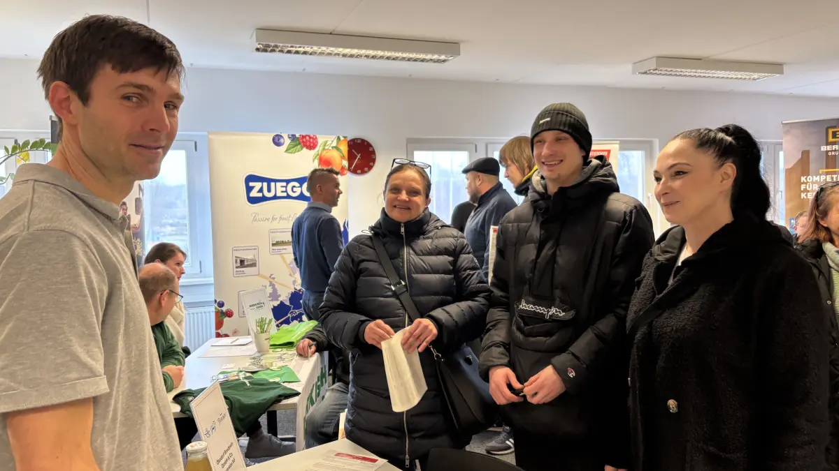 Suchen einen neuen Job: Die Wurstwerk-Beschäftigten Magda Wierzbicka, Sebastian Sękowski, Katarzyna Sękowska (v.r.). Hier im Gespräch mit Qualitätsmanager Kilian Viertel vom Ökodorf Brodowin, der unter anderem Metzger und Leute für das Einpacken der Artikel sucht.