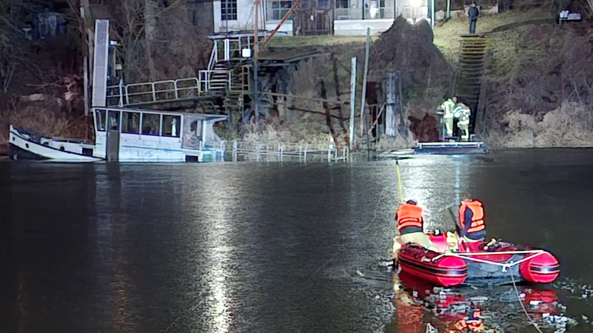 Ein Boot droht komplett zu sinken: Eine teilweise noch gefrorene Wasseroberfläche des Oder-Spree-Kanals im Eisenhüttenstädter Ortsteil Fürstenberg erschwerte den Einsatz der Feuerwehr Eisenhüttenstadt.