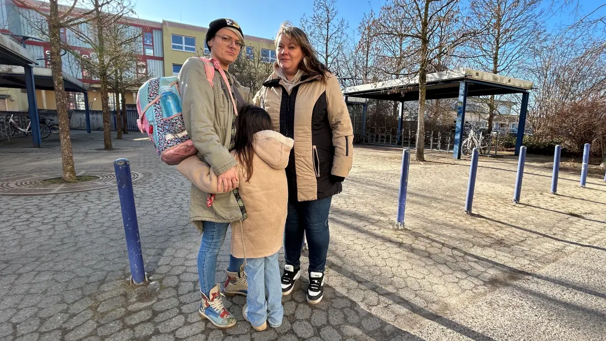 Eltern wie Laura Henze (l.) und Eileen Dahlke aus Neuruppin sind stinksauer. Der versprochene Zebrastreifen vor der Karl-Liebknecht-Grundschule wurde immernoch nicht errichtet. Das sagt die Stadt Neuruppin zu der Verzögerung.
