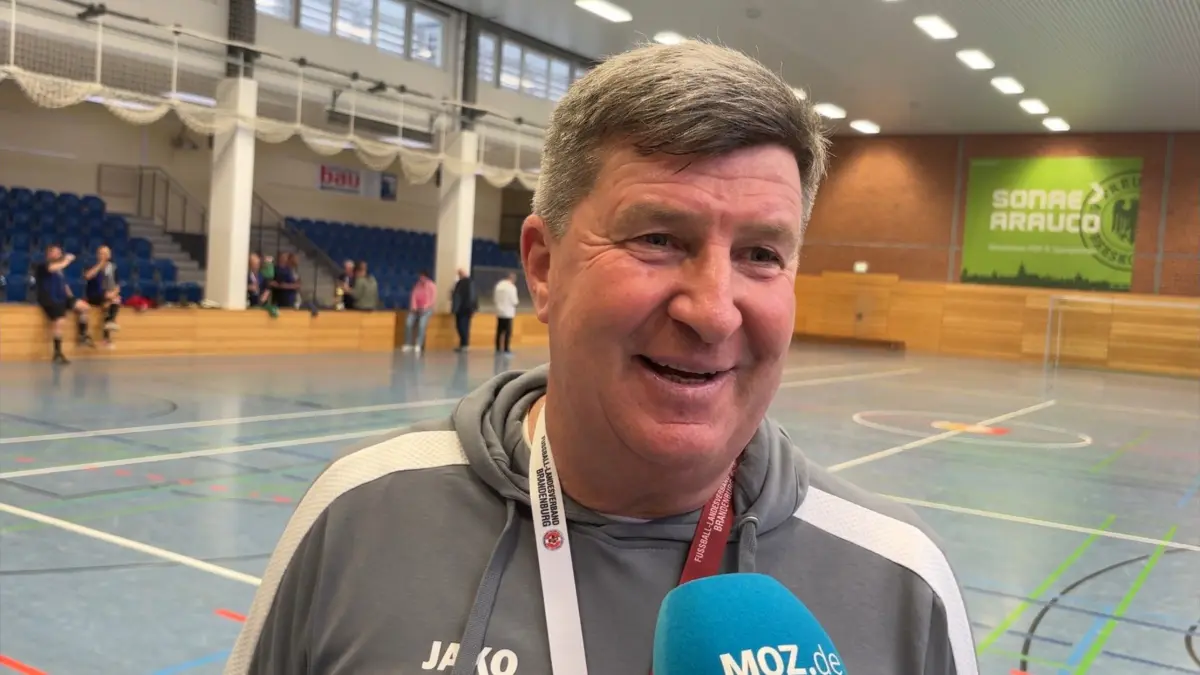 Frank Hylla wurde mit Preussen Eberswalde Brandenburgischer Landesmeister der Ü70 im Hallenfußball. Nach dem Turnier in Beekow spricht er über die Besonderheiten in seiner Altersklasse.