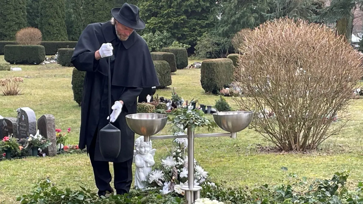 Sammelbestattung Sozialbestattung Armenbestattung auf dem Neuen Friedhof Bernau, 12 Bestattungen gleichzeitig, Urnenbestattung, Sammelgrab Pastor: Steve Neumann, Urnenträger (mit Hut): Henrik Rödiger