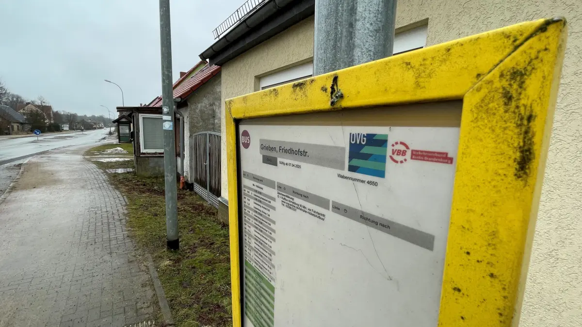Bus Busline 857 an der Bushaltestelle in Grieben, Ortsteil im Löwenberg Land, einziger Bus im Ort, Schulbus, Eltern beklagen Waben-System der OVG als ungerecht