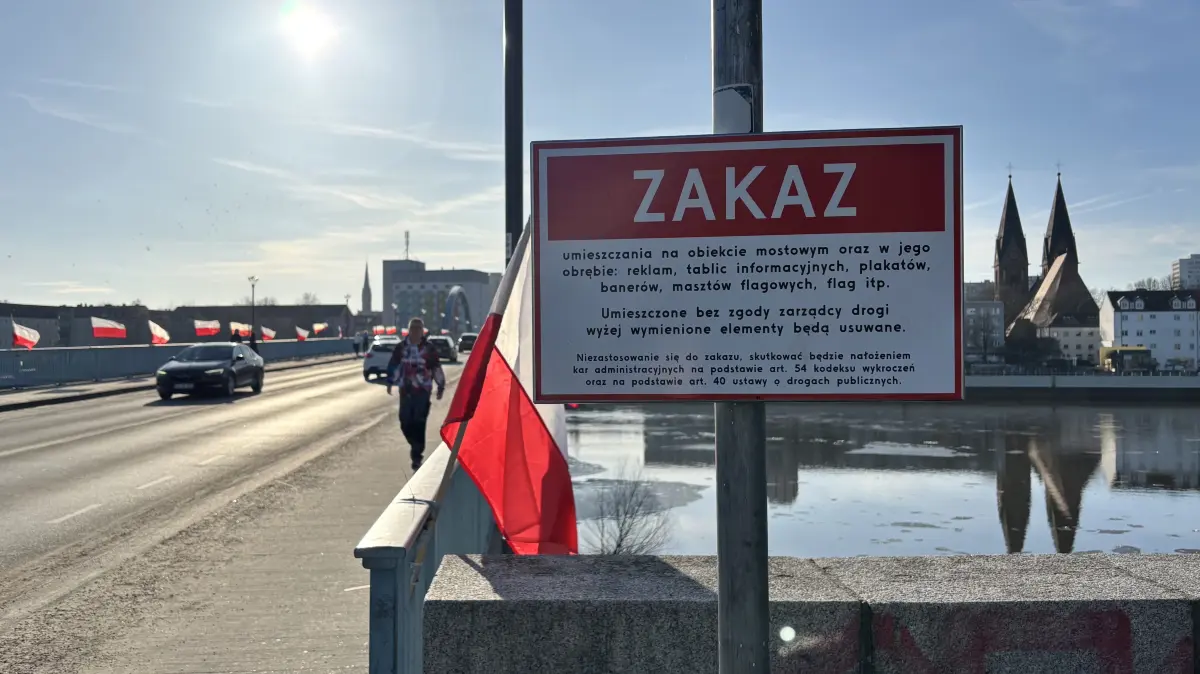 Auf der Stadtbrücke zwischen Frankfurt (Oder) und Slubice wehen Flaggen. Schilder auf polnischer Seite weisen jetzt darauf hin, dass das nicht erlaubt ist.