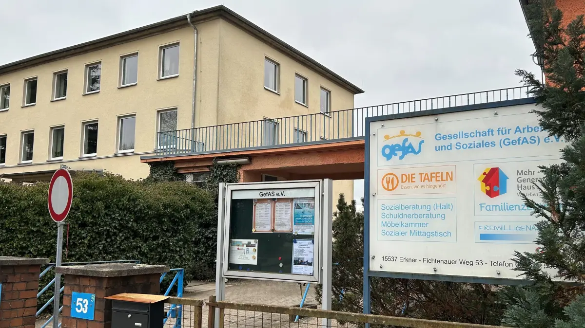 Sitz neben dem Bahnhof Erkner: Die Gesellschaft für Soziales und Arbeit, kurz Gefas, betreibt am Fichtenauer Weg ein Mehrgenerationenhaus, die Tafel, eine Schuldnerberatung und weitere Projekte.