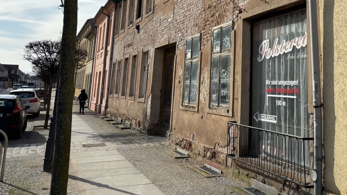 Das Gebäude der alten Polsterei in Neuruppin steht seit Jahren ungenutzt leer. Jetzt gibt es interessante Ideen für eine Nutzung der Friedrich-Engels-Straße 12.