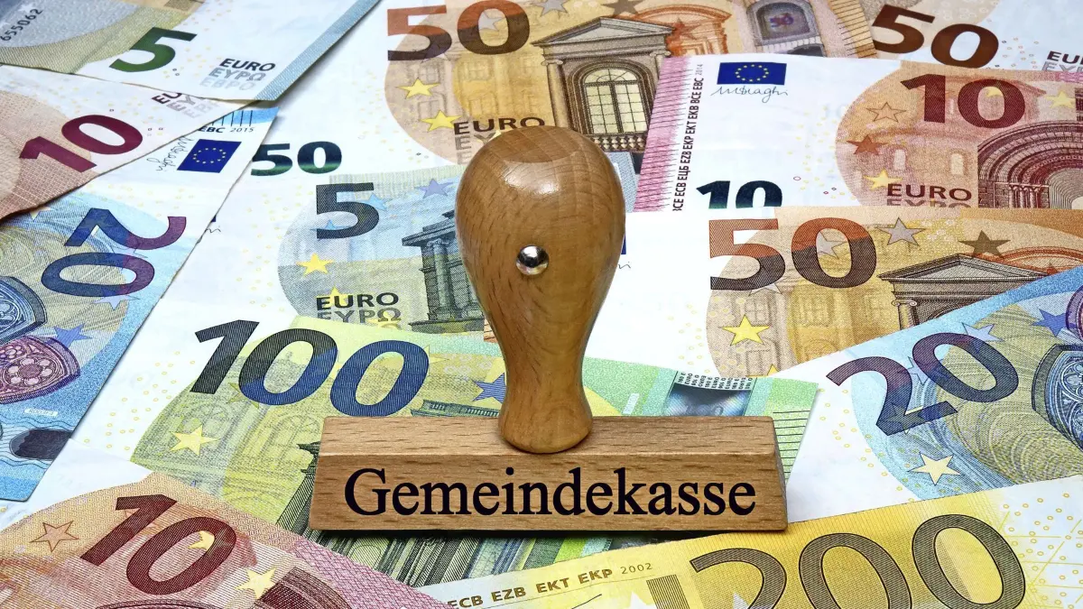 Geldscheine und Stempel mit Gemeindekasse Geldscheine und Stempel mit Gemeindekasse, 13.05.2020, Borkwalde, Brandenburg, Auf Geldscheinen steht ein Stempel mit dem Schriftzug Gemeindekasse. *** Banknotes and stamps with municipal cash box Banknotes and stamps with municipal cash box, 13 05 2020, Borkwalde, Brandenburg, Germany, Banknotes are stamped with the words Gemeindekasse