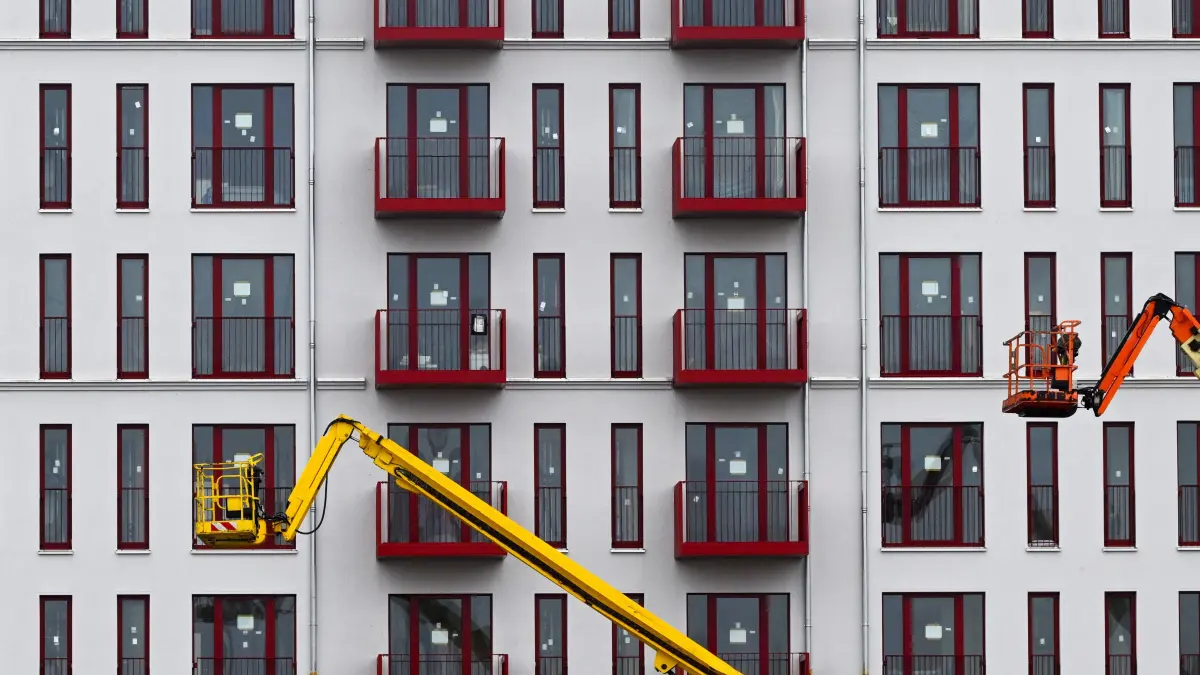 An der Landsberger Allee in Berlin-Lichtenberg entstehen derzeit 1.548 Sozialwohnungen. Um sie zu beziehen, brauchen Menschen einen Wohnberechtigungsschein und müssen ein niedriges Einkommen nachweisen.