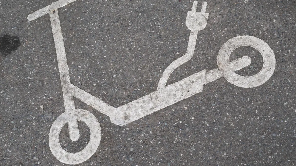 E-Scooter: 26.02.2026, Hessen, Frankfurt/Main: Ein Markierung für abgestellte E-Scooter in der Innenstadt von Frankfurt. Unkontrolliert und außerhalb der vorgesehenen Parkzonen abgestellte Scooter sorgen immer wieder für Probleme. Foto: Boris Roessler/dpa +++ dpa-Bildfunk +++