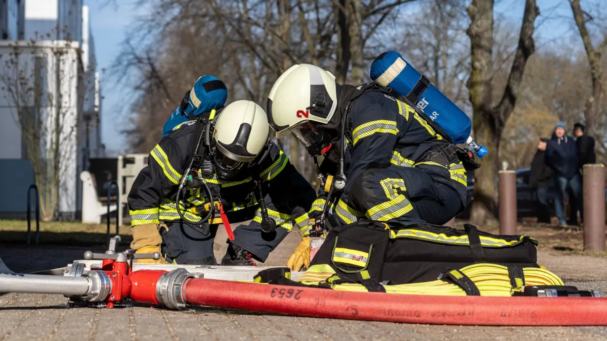 Haus Kastanienblick: Schwedt, 26.02.2026: Die Feuerwehr sichert ein Wohnhaus in der Lindenallee nach der Explosion eines E-Bike-Akkus.