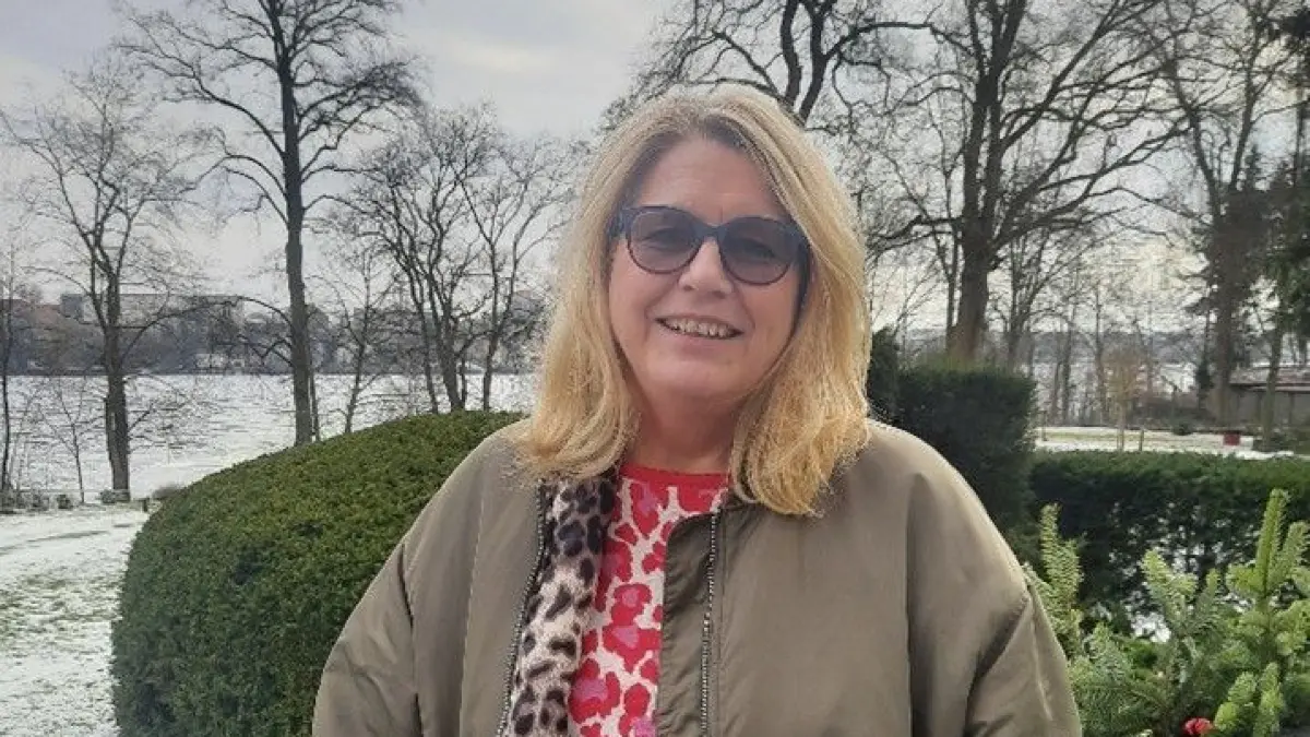 Einrichtungsleiterin Janin Tiedemann an ihrem Lieblingsort in der Seniorenresidenz, der Seeterrasse.