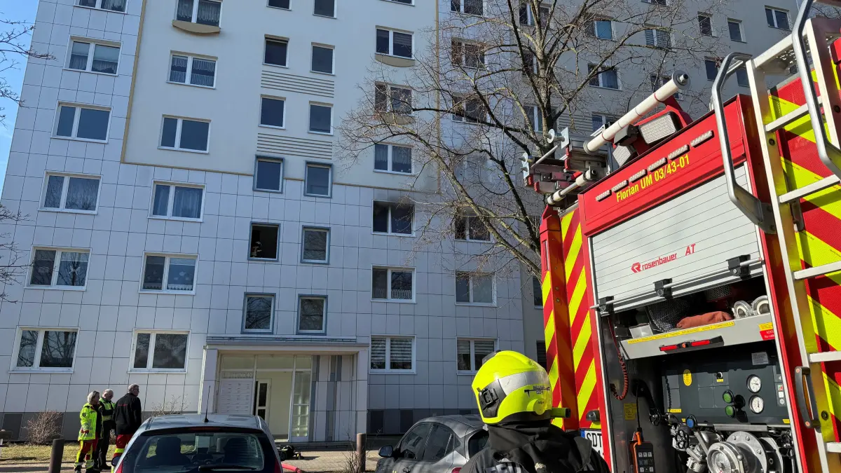 26.2.2026, Schwedt. Die Feuerwehr ist zu einem Brand in der Lindenallee in Schwedt gerufen worden. Der Akku eines E-Bikes soll explodiert sein.