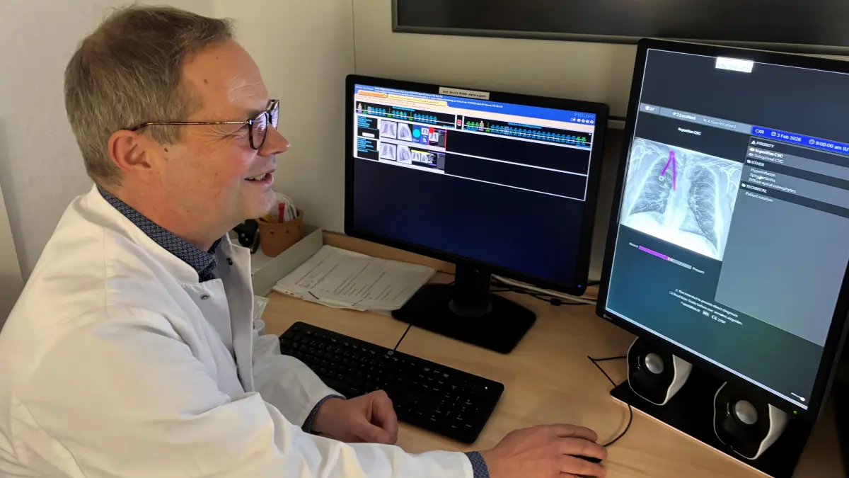 Diagnostik am Bildschirm: Dr. Christoph Arntzen, Chefarzt der Klinik für Innere Medizin im Krankenhaus Angermünde, begutachtet ein Röntgenbild eines Patienten. Dabei hat er einen neuen Assistenten: KI. Werden Röntgenassistenten bald überflüssig?