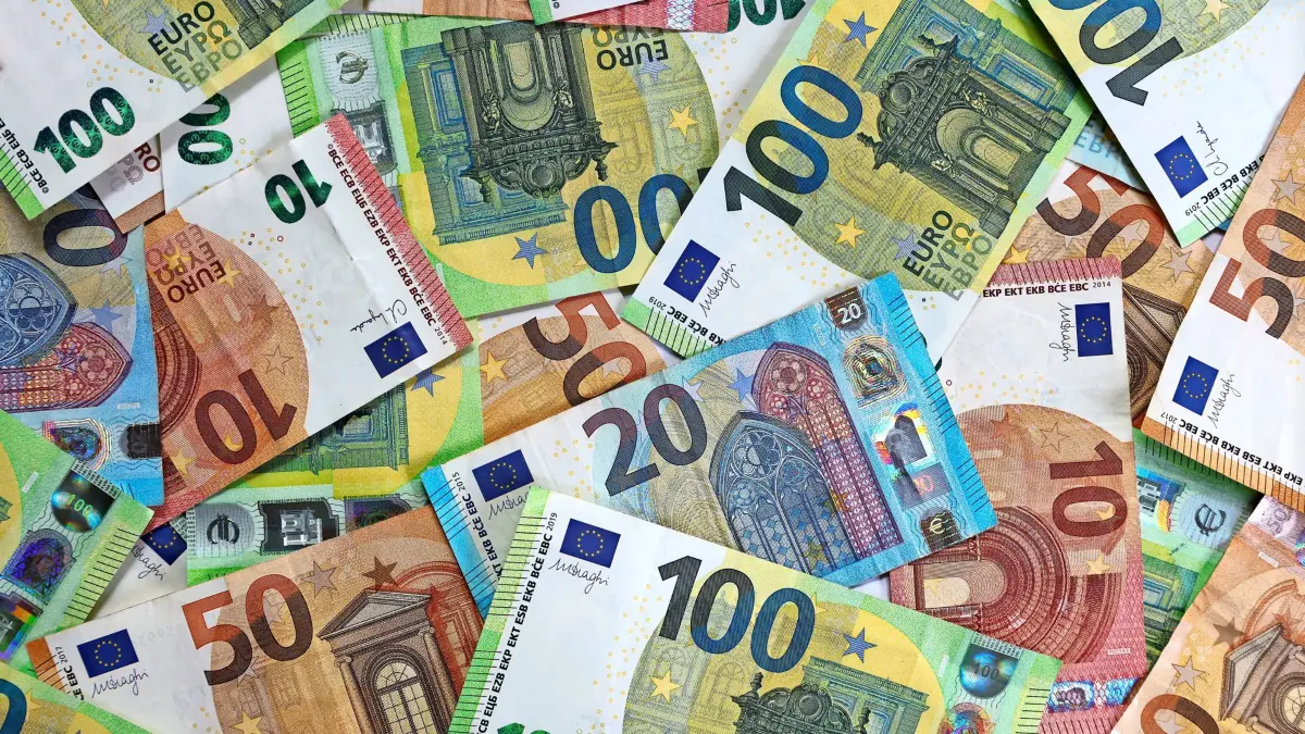 ILLUSTRATION - 15.05.2024, Bayern, Kaufbeuren: ILLUSTRATION Verschiedene Euro-Banknoten liegen auf einem Tisch. (Symbolbild) (zu dpa: «4,7 Milliarden für Hessens Kommunen aus Sondervermögen») Foto: Karl-Josef Hildenbrand/dpa +++ dpa-Bildfunk +++