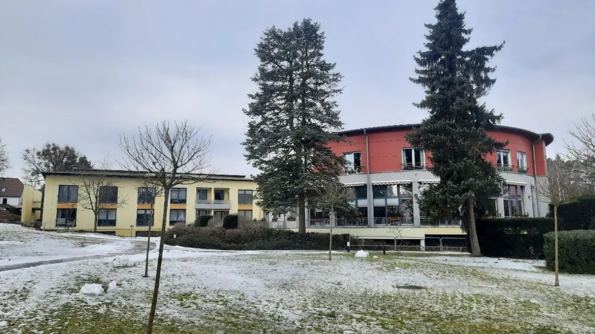 Auch im Winter schön: Großzügige Gartenanlagen umsäumen die Residenz direkt am See.