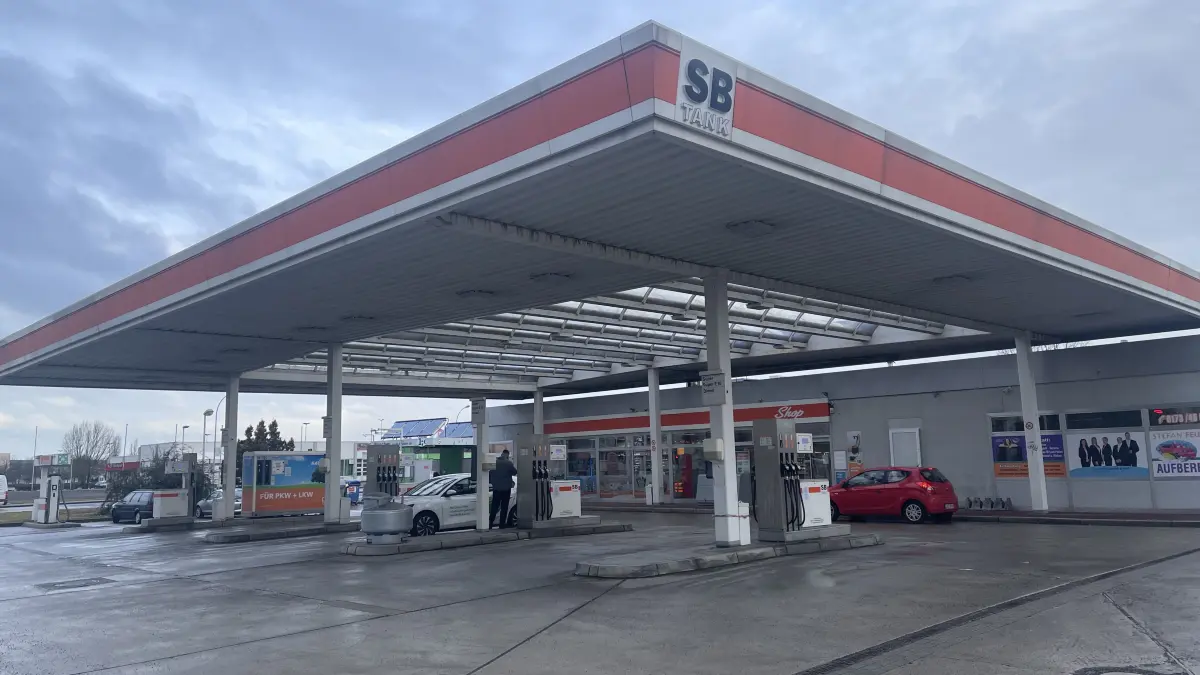 Der Tankstelle in der Beeskower Straße in Eisenhüttenstadt stehen Veränderungen bevor. was bedeutet das für Kunden?