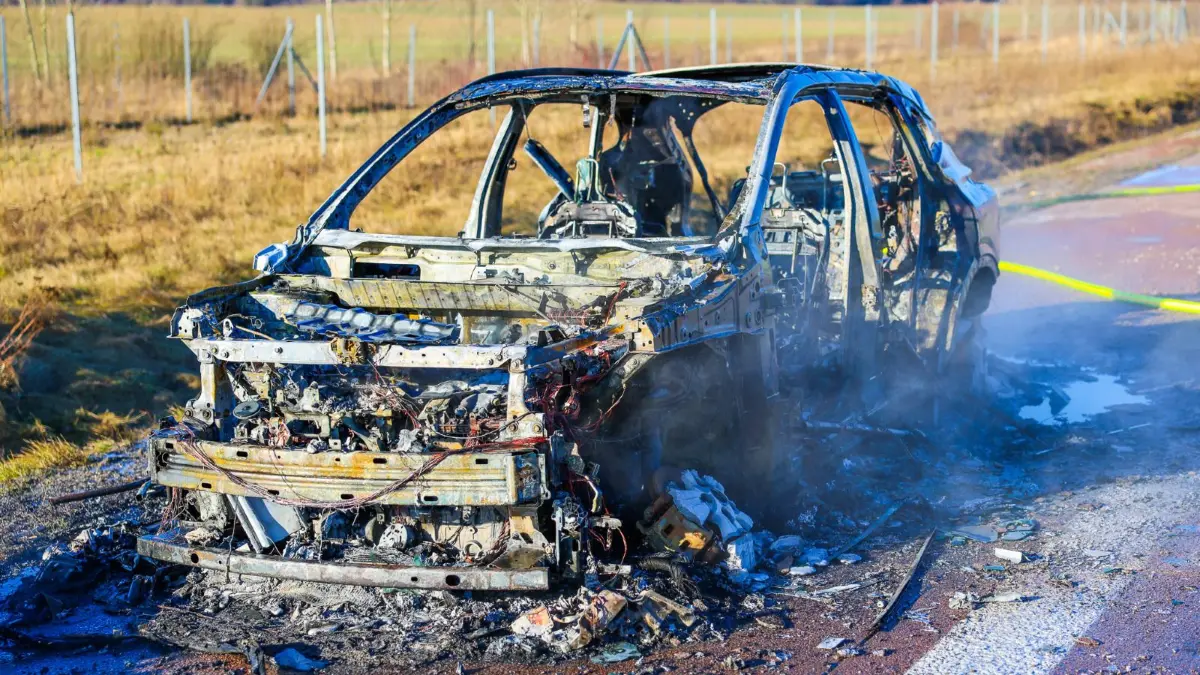 Auf der Bundesautobahn A10 ging zwischen dem Dreieck Havelland und der Anschlussstelle Oberkrämer ein Hybridfahrzeug in Flammen auf. Es kam zur Sperrung der Fahrbahn.