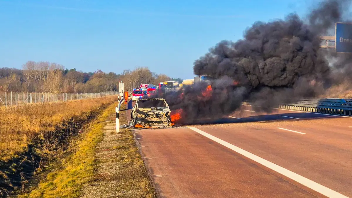 Auf der Bundesautobahn A10 geriet ein Auto in Brand. Folge waren Einschränkungen zwischen dem Dreieck Havelland und der Anschlussstelle Oberkrämer.