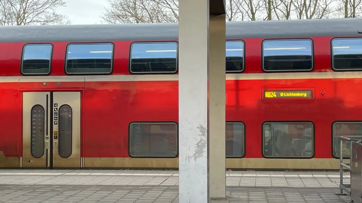 Fährt zurzeit nur bis zum Bahnhof Berlin-Lichtenberg: die Regionalbahn-Linie RB24, hier am Bahnhof Bernau. Besserung ist aber in Sicht.