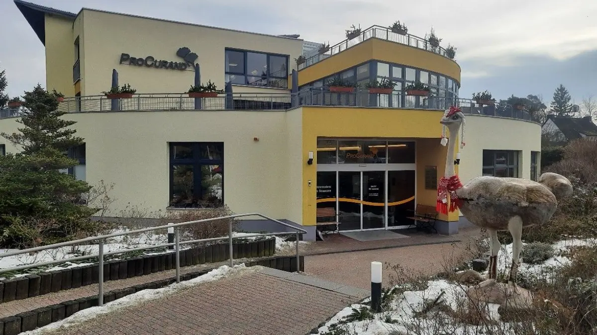 Der Strauß begrüßt Bewohner und Besucher derzeit noch im Winterlook
