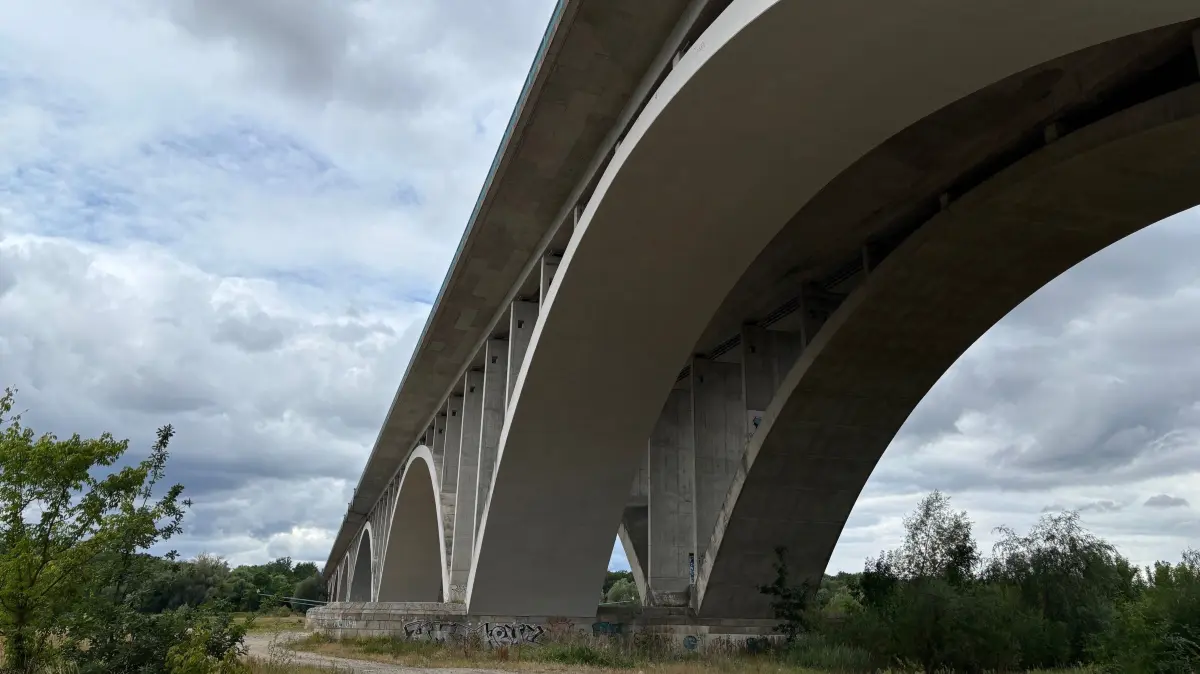 Das polnische Ende der Autobahnbrücke von unten. Für Wartung und Neubau dieser Brücke ist die deutsche Autobahn GmbH verantwortlich.