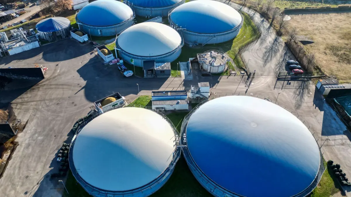 Biogasanlage: ARCHIV - 04.12.2025, Thüringen, Lehma: Blick auf die Biogasanlage Lehma der Balance Erneuerbare Energien GmbH, die Biomethan ins Gasnetz einspeist. (Illustration) (zu dpa: «Grüne Quoten im neuen Heiz-Gesetz») Foto: Jan Woitas/dpa +++ dpa-Bildfunk +++